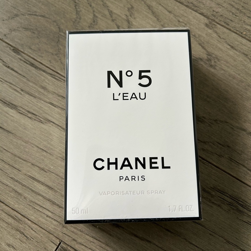 CHANEL N°5 Eau de Toilette Spray in White Box